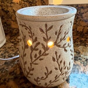 Scentsy Cream Ceramic Botanical Electric Warmer